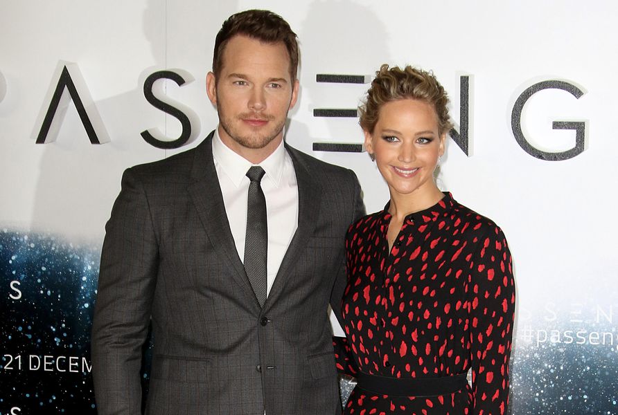 Jennifer Lawrence a Chris Pratt Hurl sa urážajú počas veselej rozhlasovej hry naživo
