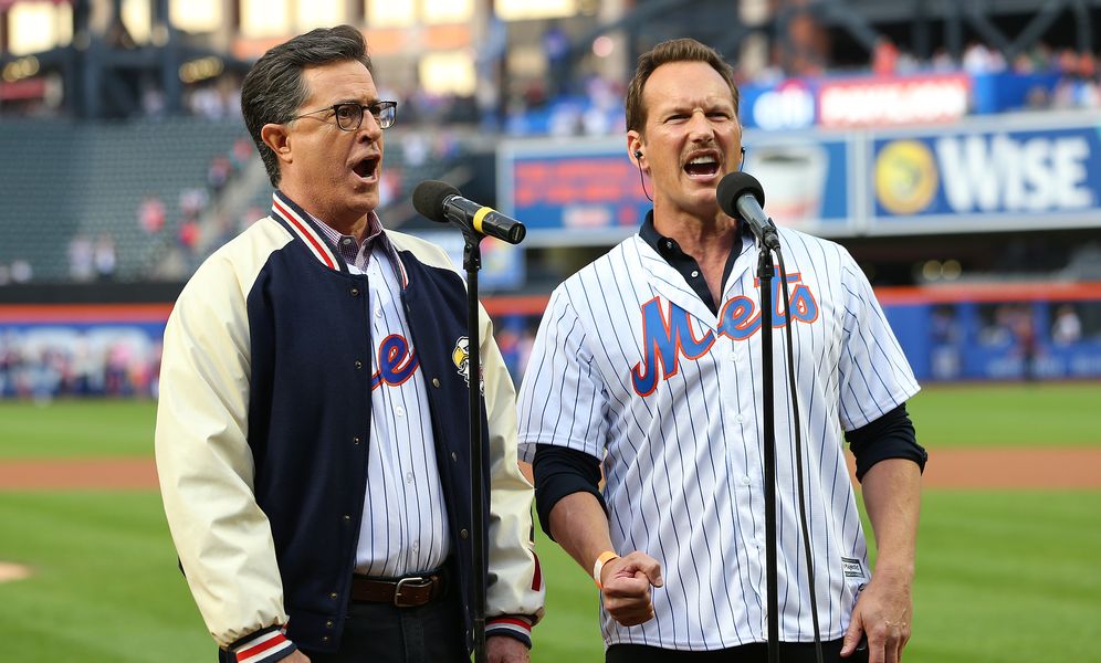Stephen Colbert og Patrick Wilson går sammen om at synge amerikansk nationalsang ved Mets-spillet