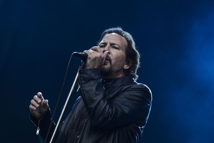 Jack White i Pearl Jam wykonują na koncercie „Rockin” Neila Younga w wolnym świecie ”