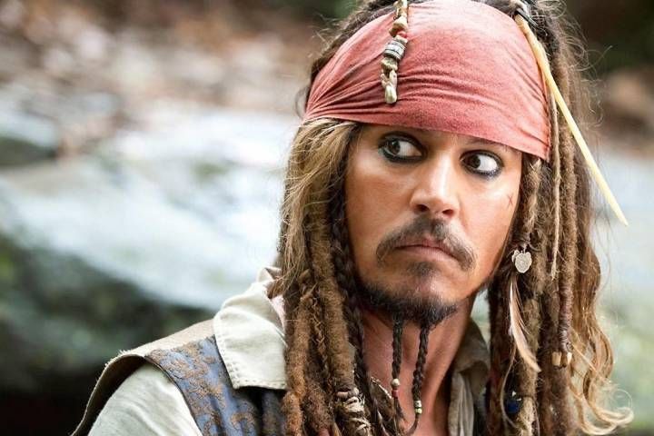Johnny Depp visita el hospital infantil de París vestido como el capitán Jack Sparrow
