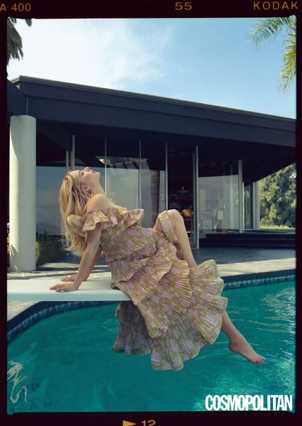 Emma Roberts predvádza svoj materinský štýl na obálke filmu „Cosmopolitan“