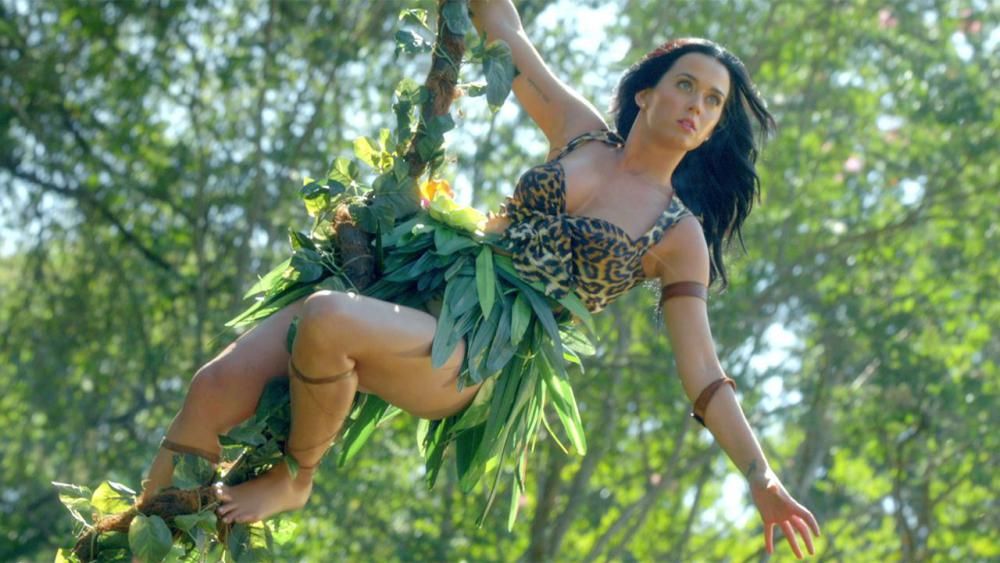 Katy Perry afslører graviditet i video til ny single 'Never Worn White'