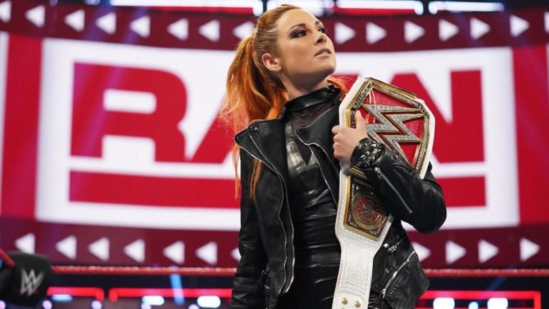 Becky Lynch annoncerer graviditet og forlader WWE-kvinders titel