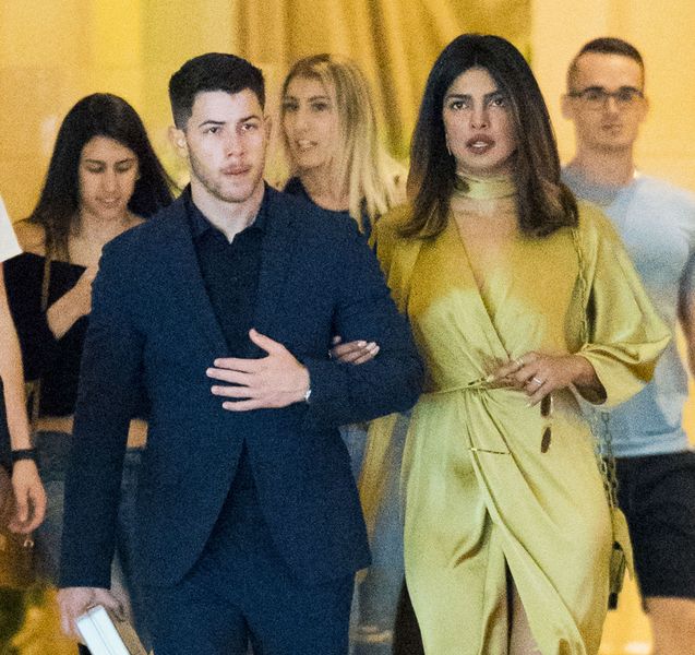 Nick Jonas a Priyanka Chopra sa zjavujú na potvrdenie vzťahu, na snímke ruka v ruke na rodinnej svadbe