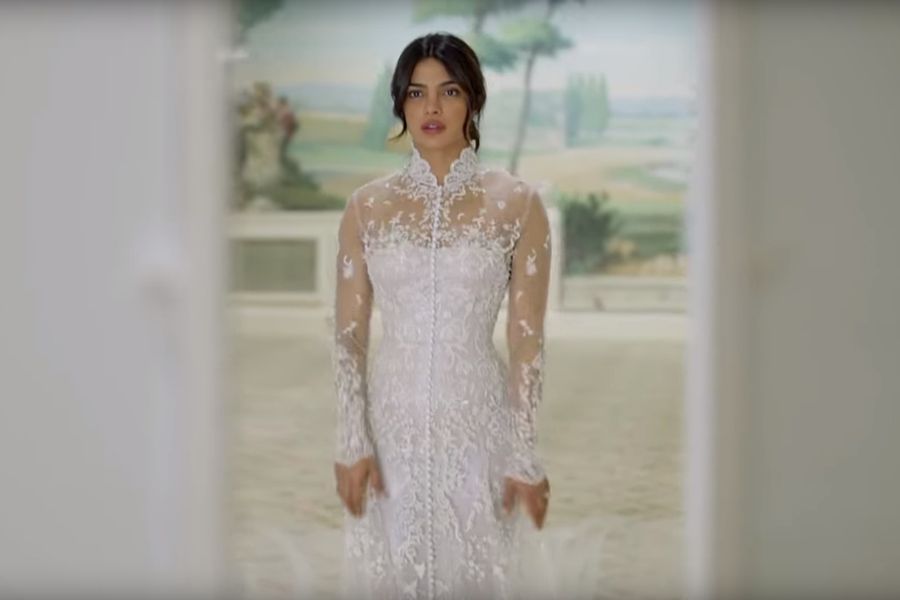 Se Priyanka Chopra reagere på at se sig selv i sin brugerdefinerede brudekjole for første gang