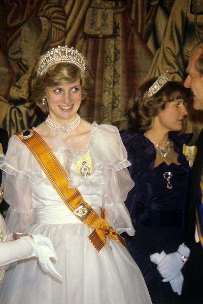 De prinses van Wales bij een banket voor de Britse koninklijke familie, gegeven door koningin Beatrix en prins Claus van Nederland in Hampton Court Palace in 1982. De prinses draagt ​​de sjerp van de Orde van het Huis van Oranje, aan haar gepresenteerd door koningin Beatrix.
