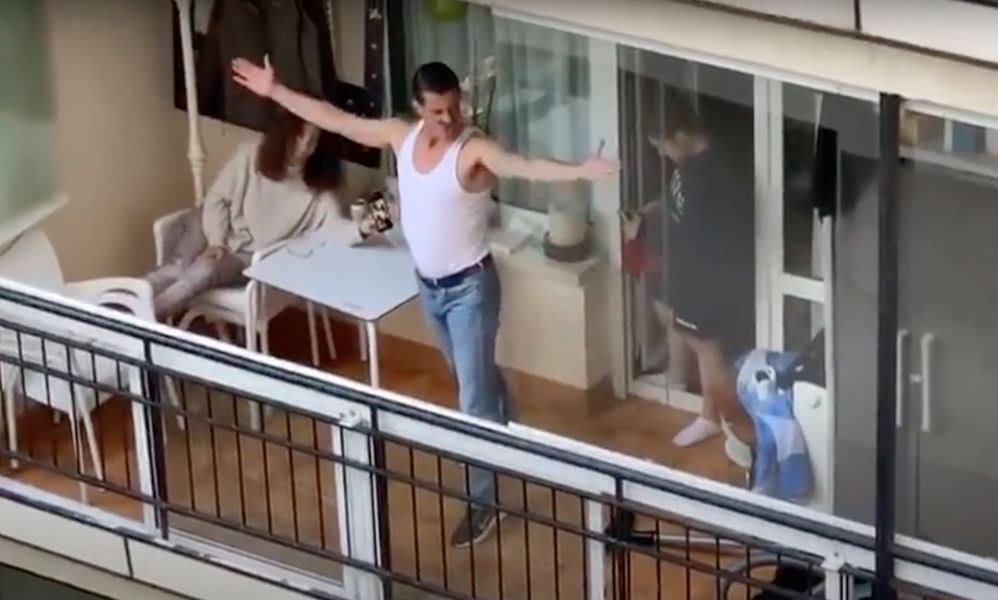 Este imitador de Freddie Mercury que baila 'I want to break free' desde su balcón te alegrará el día