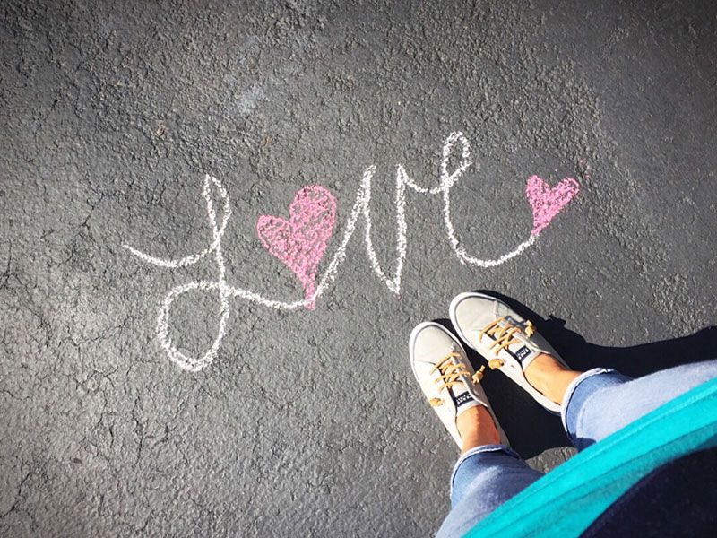 Seorang gadis melihat kasutnya dan satu petikan hidup yang mengatakan cinta tertulis di kakinya.