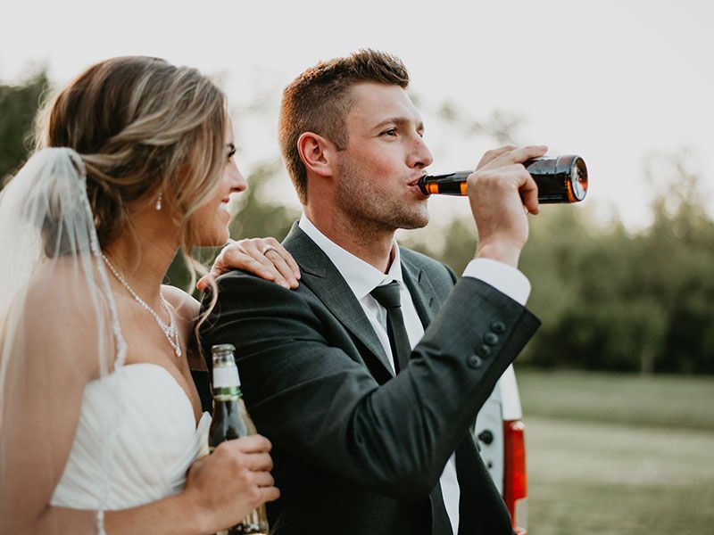 คู่รักที่มีความสุขกับการดื่มเบียร์ในงานแต่งงานเพราะพวกเขารู้ว่าคำถามเหล่านี้ต้องถามก่อนแต่งงาน