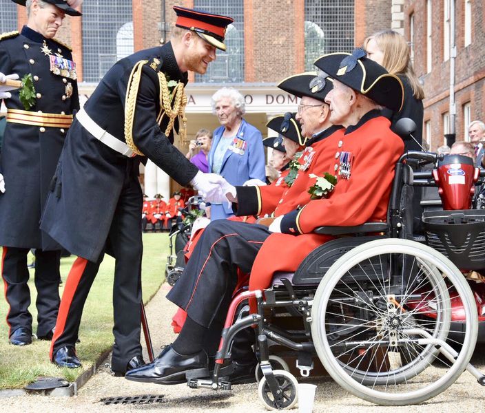 O Príncipe Harry disse que usar seu uniforme militar foi uma das 'maiores homenagens' de sua vida