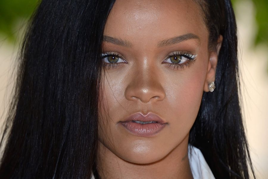 Rihanna škádlí novou hudbu se blíží, protože slaví pětiletou sérii „Anti“ na Billboard 200