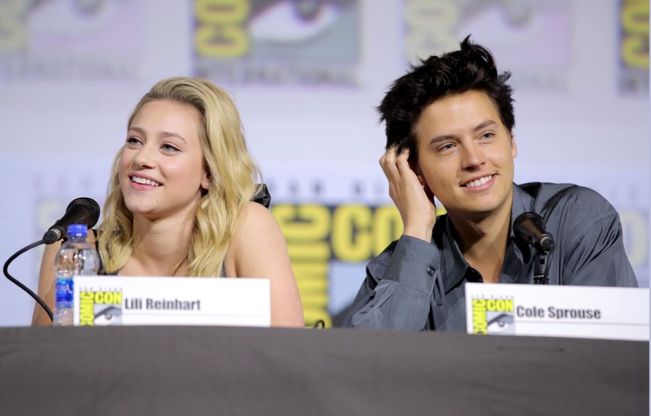 Rapport: 'Riverdale' Co-Stars Cole Sprouse og Lili Reinhart bryder sammen efter 2 års dating
