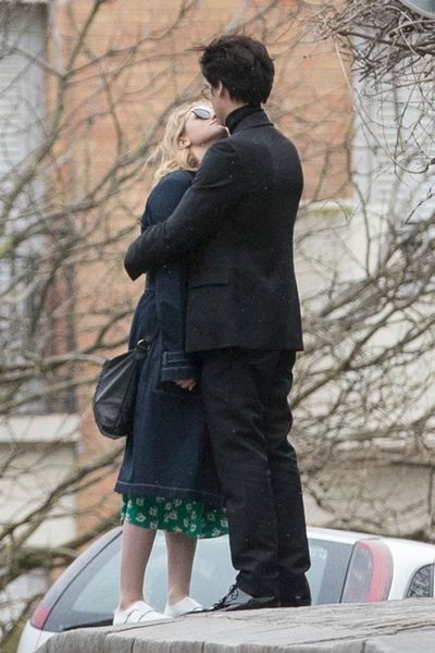 'Riverdale' stjerner Cole Sprouse og Lili Reinhart deler et sødt kys i Paris