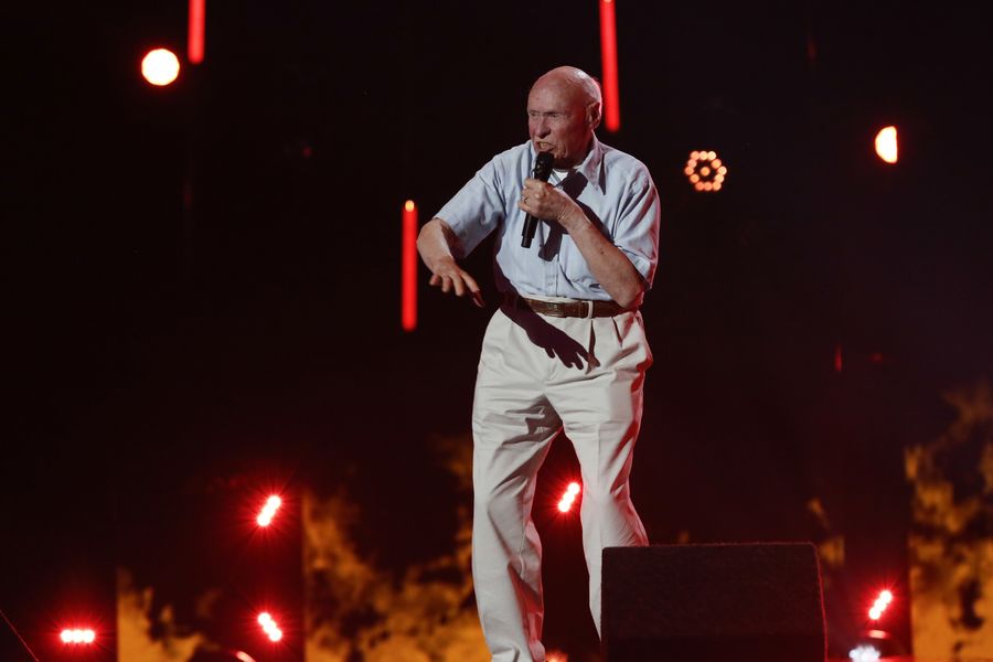 82 år gamle Metalhead dækker Rob Zombie på 'America's Got Talent'