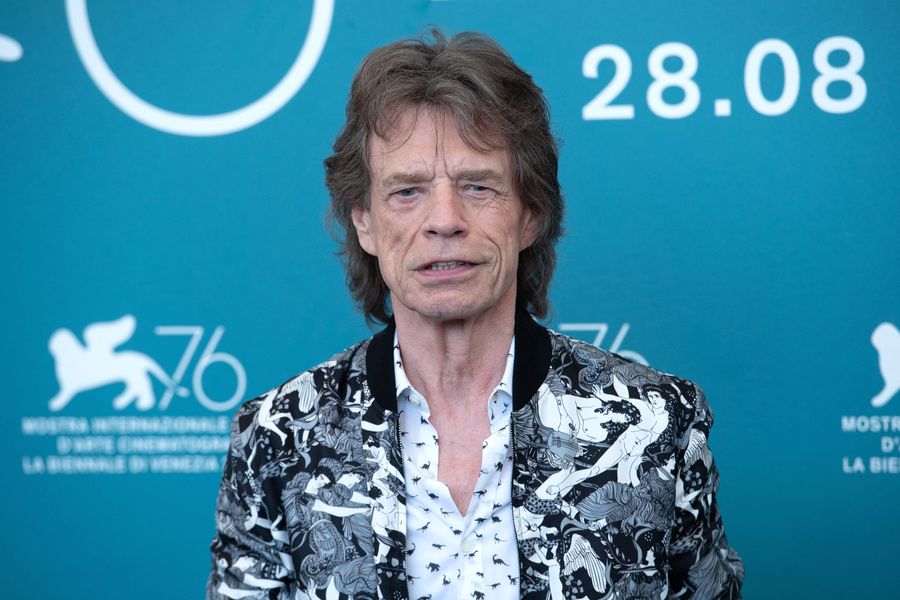 21-erių Micko Jaggerio sūnui Lucasui atliekama ausies chirurgija