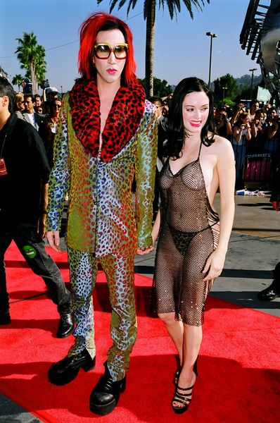 Marilyn Manson i Rose McGowan podczas przybycia MTV Video Music Award 1998 w Universal Studios w Universal City, CA, Stany Zjednoczone. (Zdjęcie: Jeff Kravitz / FilmMagic, Inc)
