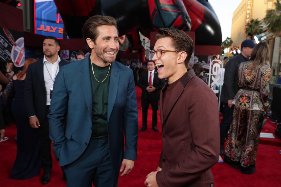 Tom Holland e Jake Gyllenhaal Channel ‘Roxbury’ Brothers na estreia de ‘Homem-Aranha: Longe de Casa’