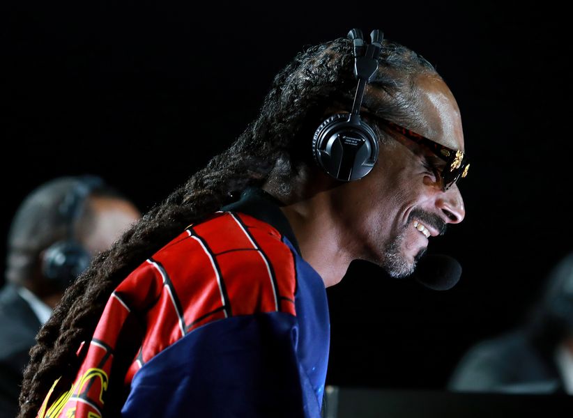 Snoop Dogg modtager Twitter-raves for sjov boksningskommentar under Mike Tyson-Roy Jones Jr.-kamp