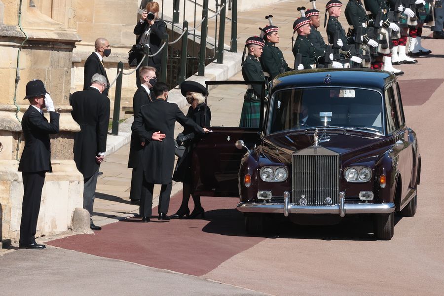 VINDSORAS, ANGLIJA - BALANDŽIO 17 D.: Kornvalio hercogienė Camilla atvyksta į Edinburgo hercogo princo Philipo laidotuves Vindzoro pilyje 2021 m. Balandžio 17 d. Vindzore, Anglijoje. Graikijos ir Danijos princas Filipas gimė 1921 m. Birželio 10 d. Graikijoje. Jis tarnavo Didžiosios Britanijos kariniame laivyne ir kovojo Antrojo pasaulinio karo metais. 1947 m. Lapkričio 20 d. Vedė tuometinę princesę Elizabeth ir karalius VI sukūrė Edinburgo hercogą, Merioneto grafą ir baroną Greenwichą. Jis tarnavo kaip princas konsortas karalienei Elžbietai II iki mirties 2021 m. Balandžio 9 d., Praėjus mėnesiams iki 100-ojo gimtadienio. Jo laidotuvės šiandien vyksta Vindzoro pilyje, tik dėl koronaviruso pandemijos apribojimų pakviesti 30 svečių. (Hannah McKay / WPA Pool / Getty Images nuotrauka)