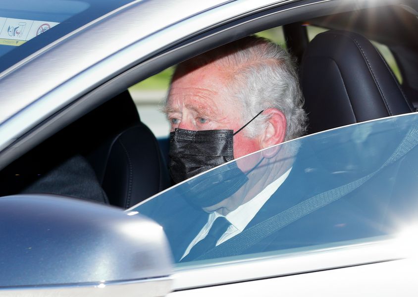 WINDSOR, VERENIGD KONINKRIJK - 17 APRIL: (UITGELEGD VOOR PUBLICATIE IN KRANTEN IN HET VK TOT 24 UUR NA CREATIE DATUM EN TIJD) Prins Charles, Prins van Wales arriveert in Windsor Castle om de begrafenis bij te wonen van Prins Philip, Hertog van Edinburgh op 17 april 2021 in Windsor, Verenigd Koninkrijk. De hertog van Edinburgh reisde veel tijdens zijn dienst bij de Royal Naval. Als prins-gemaal van HM Koningin Elizabeth II bezocht hij 144 landen, hij sprak vloeiend Frans en Duits. Het jeugdprogramma dat hij in 1956 opzette, The Duke of Edinburgh
