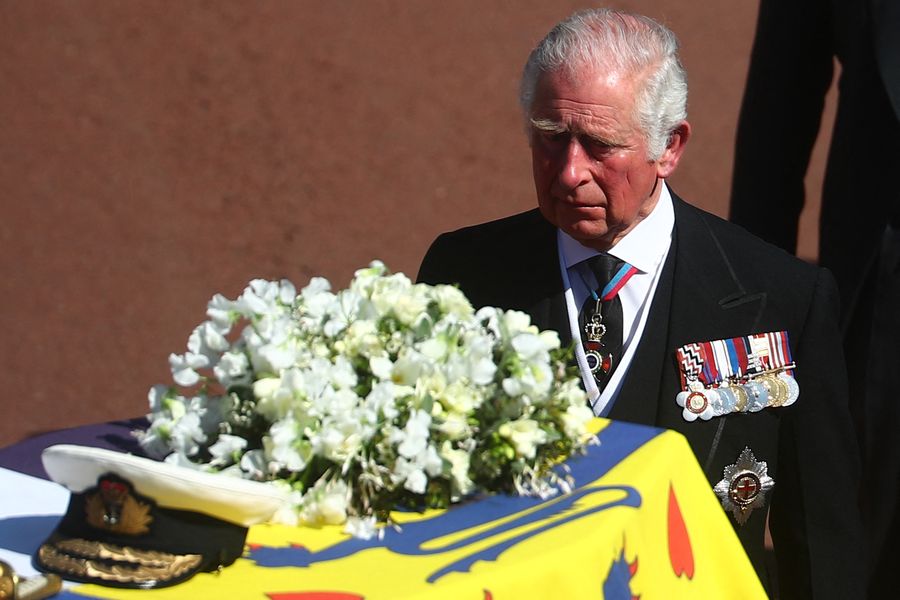 De Britse prins Charles, Prins van Wales, loopt achter de kist van de Britse prins Philip, hertog van Edinburgh tijdens een ceremoniële begrafenisstoet naar St George