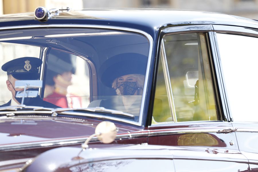 WINDSOR, ENGELAND - APRIL 17: Camilla, hertogin van Cornwall arriveert voor de begrafenis van prins Philip, hertog van Edinburgh in Windsor Castle op 17 april 2021 in Windsor, Engeland. Prins Philip van Griekenland en Denemarken werd op 10 juni 1921 in Griekenland geboren. Hij diende bij de Britse Royal Navy en vocht in de Tweede Wereldoorlog. Hij trouwde op 20 november 1947 met de toenmalige prinses Elizabeth en werd door koning VI benoemd tot hertog van Edinburgh, graaf van Merioneth en baron Greenwich. Hij diende als prins-gemaal van koningin Elizabeth II tot zijn dood op 9 april 2021, maanden voor zijn 100ste verjaardag. Zijn begrafenis vindt vandaag plaats in Windsor Castle en er zijn slechts 30 gasten uitgenodigd vanwege pandemische beperkingen voor het Coronavirus. (Foto door Alastair Grant / WPA Pool / Getty Images)