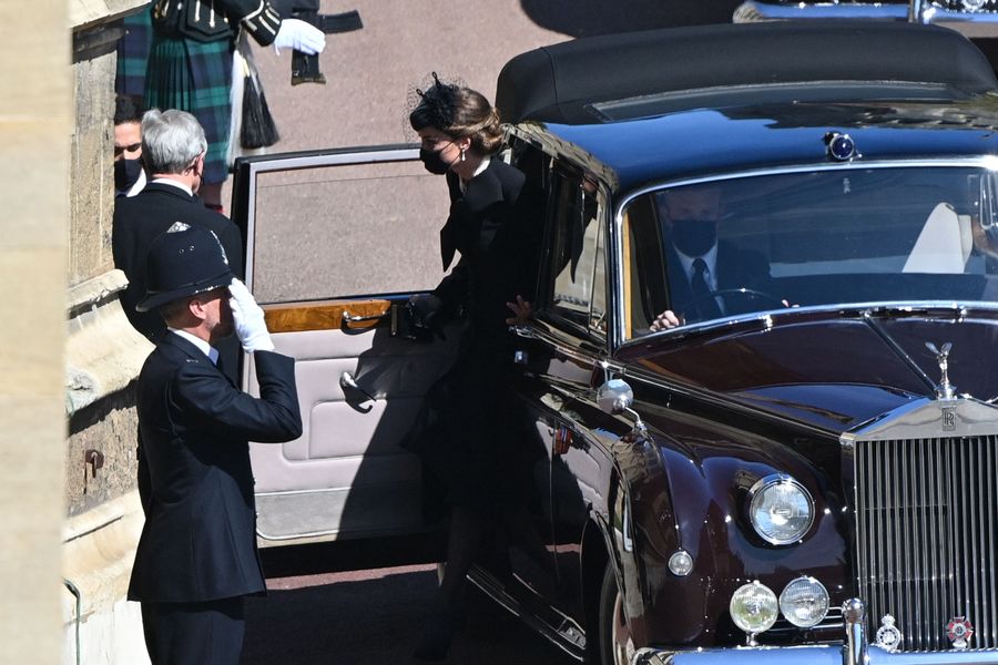 Caterina britanică, ducesa de Cambridge, ajunge la cortegiul funerar ceremonial al prințului Philip, ducele de Edinburgh al Marii Britanii, la capela Sf. Gheorghe din castelul Windsor din Windsor, la vest de Londra, la 17 aprilie 2021. - Philip, care era căsătorit cu regina Elisabeta II de 73 de ani, a murit pe 9 aprilie, la vârsta de 99 de ani, la doar câteva săptămâni după o lună de ședere în spital pentru tratamentul unei afecțiuni cardiace și a unei infecții. (Fotografie de JUSTIN TALLIS / POOL / AFP) (Fotografie de JUSTIN TALLIS / POOL / AFP prin Getty Images)