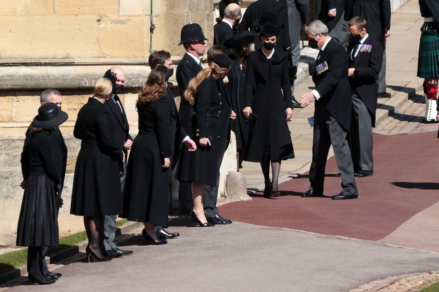 ザラ・ティンドール、マイク・ティンドール、ユージェニー王女、ジャック・ブルックスバンク、ベアトリス王女、エドアルド・マペリ・モッツィ、キャサリン、ケンブリッジ公爵夫人とカミラ、フィリップ王子の葬儀中のコーンウォール公爵夫人、2021年4月17日にウィンザー城でエディンバラ公爵、 イングランド。ギリシャとデンマークのフィリップ王子は1921年6月10日にギリシャで生まれました。彼はイギリス海軍に勤務し、第二次世界大戦で戦った。彼は1947年11月20日に当時のエリザベス王女と結婚し、エディンバラ公、メリオネス伯爵、グリニッジ男爵を6世によって創設されました。彼は、エリザベス2世女王の王妃として、生誕100周年の数か月前の2021年4月9日に亡くなるまで務めました。彼の葬式は今日ウィンザー城で行われ、コロナウイルスのパンデミック制限のために30人のゲストしか招待されていません。 （ハンナマッケイ/ WPAプール/ゲッティイメージズによる写真）