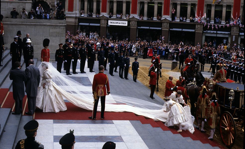 „Coroana” oferă prima privire la rochia de mireasă a prințesei Diana