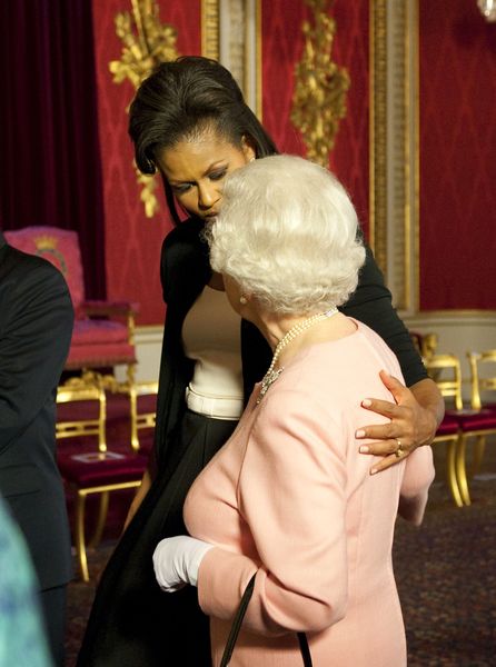 क्वीन एलिजाबेथ के ड्रेसर सेट समय के बारे में सीधे रिकॉर्ड करते हैं मिशेल ओबामा Protocol ब्रोक प्रोटोकॉल ’और रानी को गले लगाया