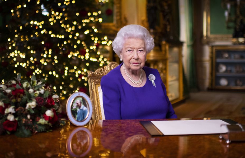 Rainha Elizabeth compartilha imagem invisível do príncipe Philip em mensagem de Natal