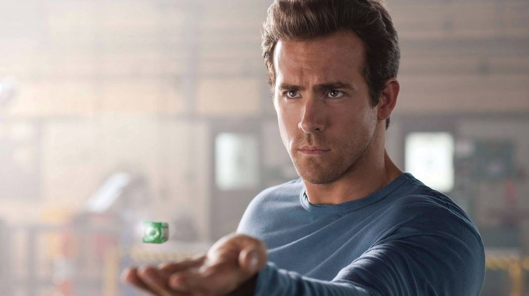 Ryan Reynolds prekonáva Warner Bros cez vtip „Green Lantern“