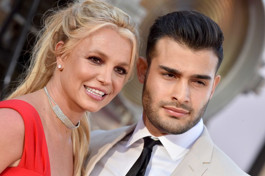 Britney Spears deseja um feliz aniversário para o namorado Sam Asghari com fotos de casais sexy