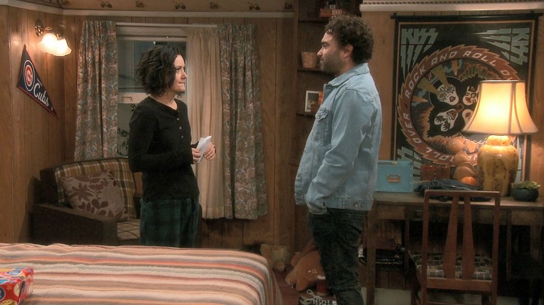 ‘Roseanne’: Johnny Galecki grįžta kaip Deividas - stebėkite jo žavingą susitikimą su Darlene!