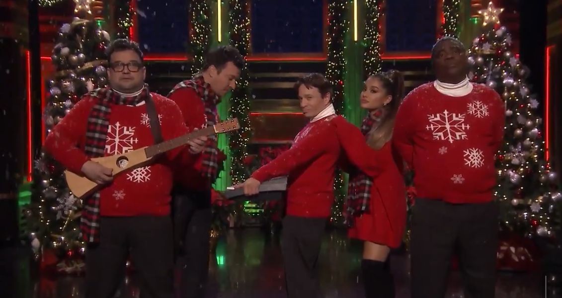 Ariana Grande a Jimmy Fallon a Tracy Morgan spolu s Jimmy Fallon a „Prajem si, aby boli dnes Vianoce“