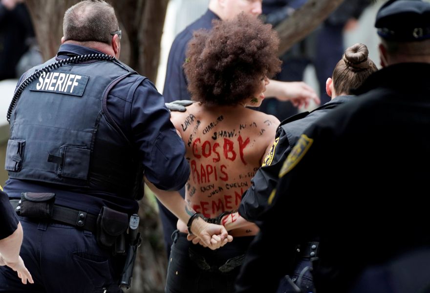 Femeia în cauză a fost escortată de polițiști