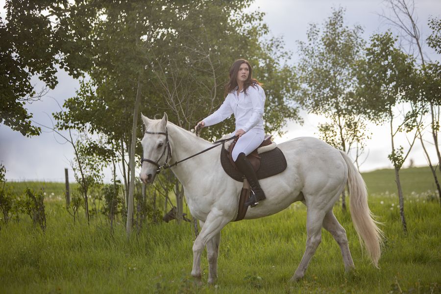 ジョージーとフェニックス–アリーシャ・ニュートンが馬の共演者であるフェニックスと共演したジョージー。