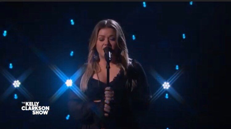 Kelly Clarkson und Tori Kelly spielen eine bewegende Wiedergabe von 'Stille Nacht'