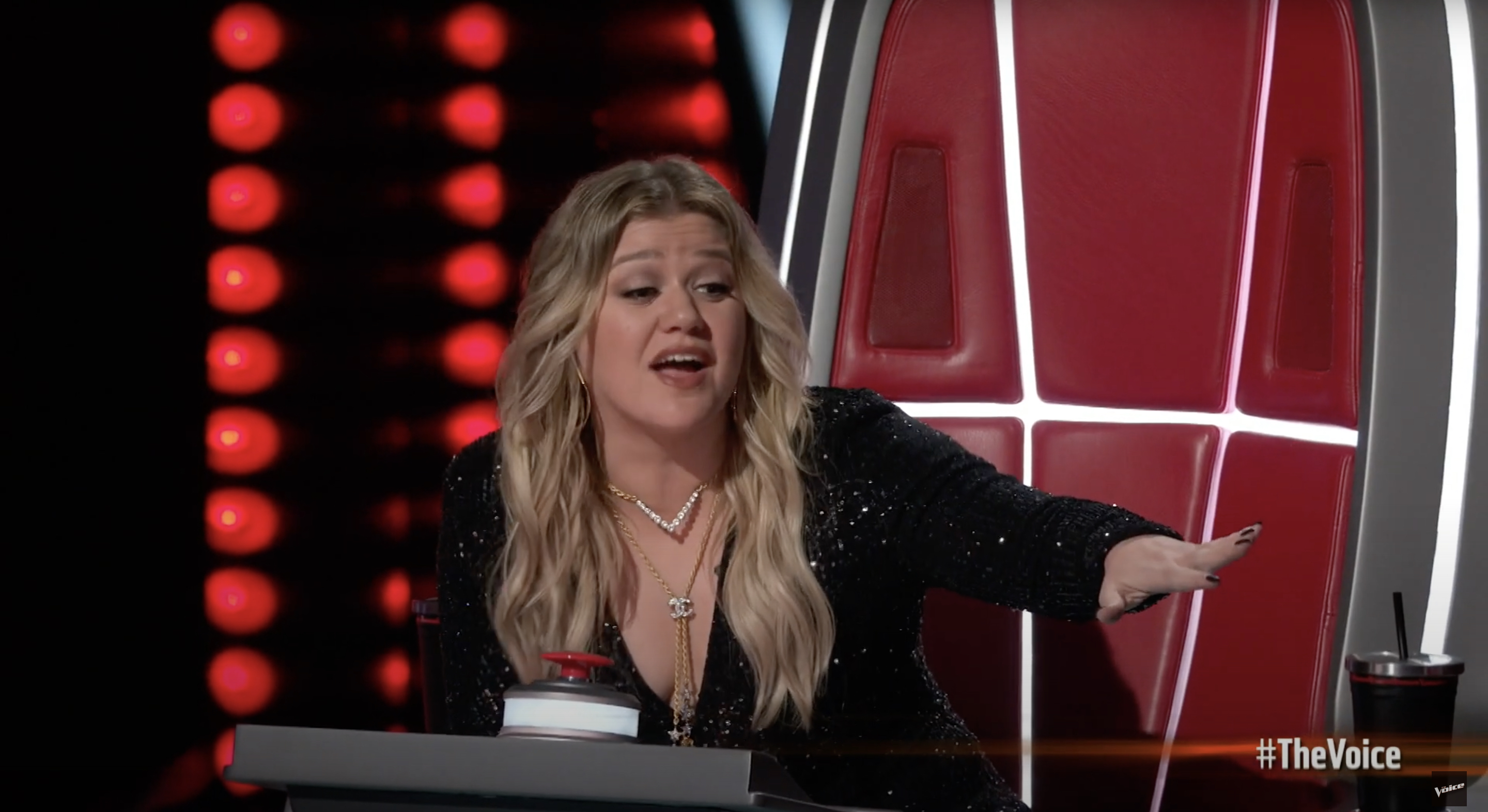 Kelly Clarkson 'Blown Away' af 15-årig lille bypige på 'The Voice'