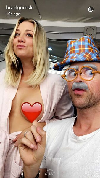 Kaley Cuoco vystavuje svoje holé prsia na Snapchate, bozkáva priateľa Karla Cooka!
