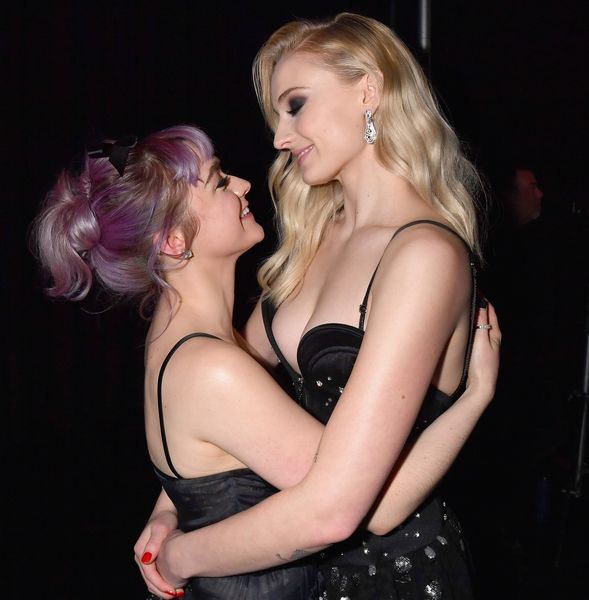 Sophie Turner und Maisie Williams würden versuchen, sich in der Mitte der Szene in 'Game Of Thrones' zu küssen.