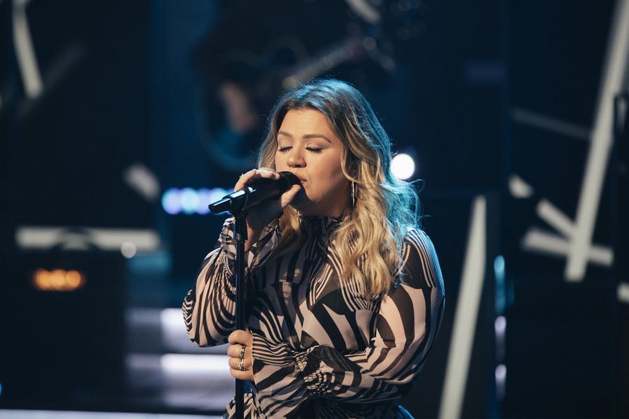 Kelly Clarkson sætter show-stoppende performance af Soul Asylums 'Runaway Train'