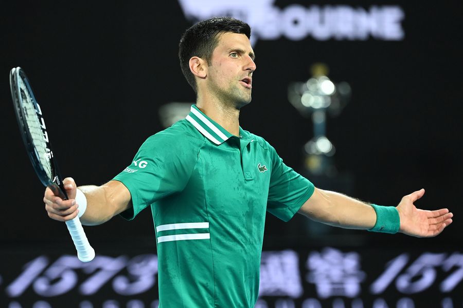 Gwiazda tenisa Novak Djokovic niszczy rakietę tenisową w stylu wściekłości na Australian Open