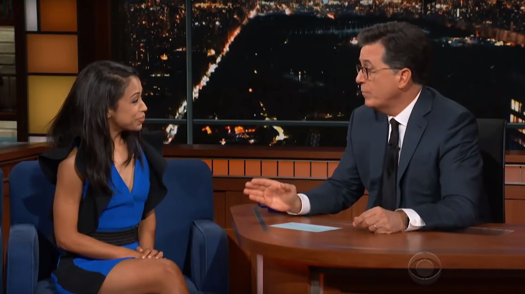 Liza Koshy saa hajoamisneuvoja Stephen Colbertilta ”Late Show” -debyytillä