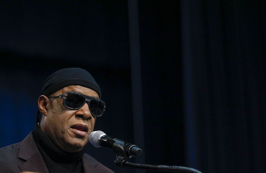 Stevie Wonder taler om sorte liv i et oprigtigt Twitter-indlæg: 'Til dem der holder af, bevæg dig mere end din mund'