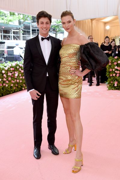 Karlie Kloss lider af store garderobefejl øjeblikke, før de gik i 2019 Met Gala Pink Carpet