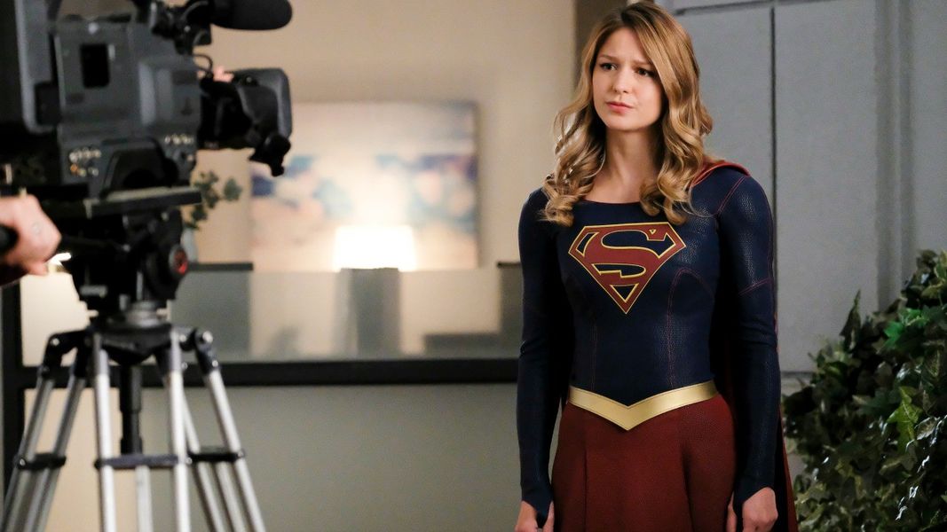 „Supergirl“ zaznamenáva nové nohavice a odhaľuje sukňu pre 5. sezónu