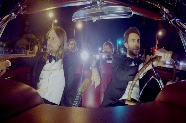 Svadobné Crashers! Maroon 5 Surprise Brides and Grooms In ‘Sugar’ Video