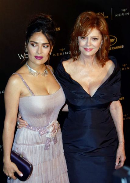 Salma Hayek y Susan Sarandon comparan hilarantemente el tamaño de su escote en Cannes - ¡Mira la foto!