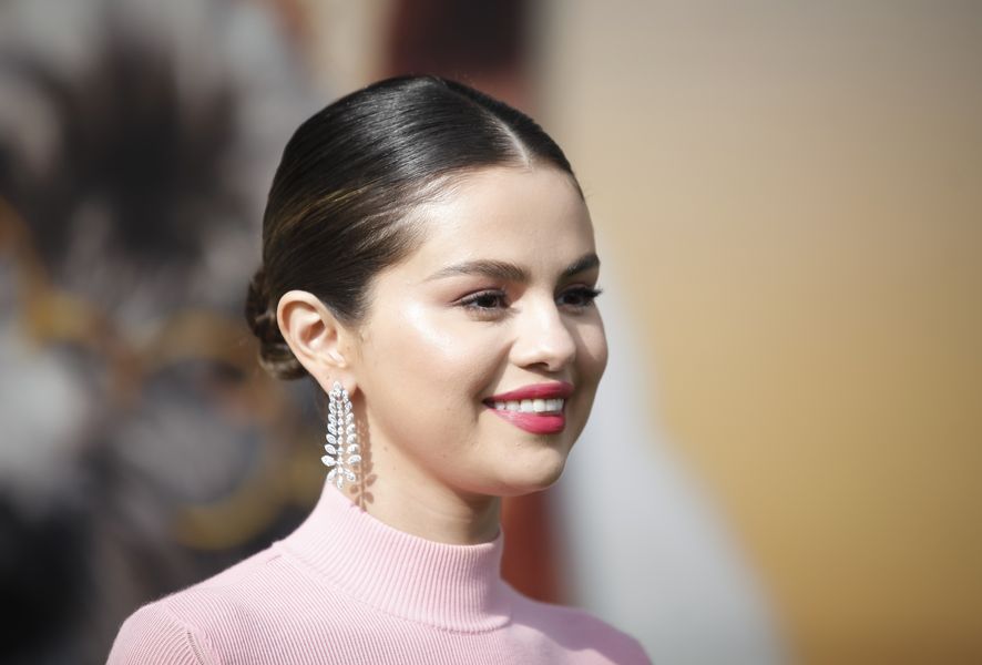 Selena Gomez debuterer med ny kravebenetatovering